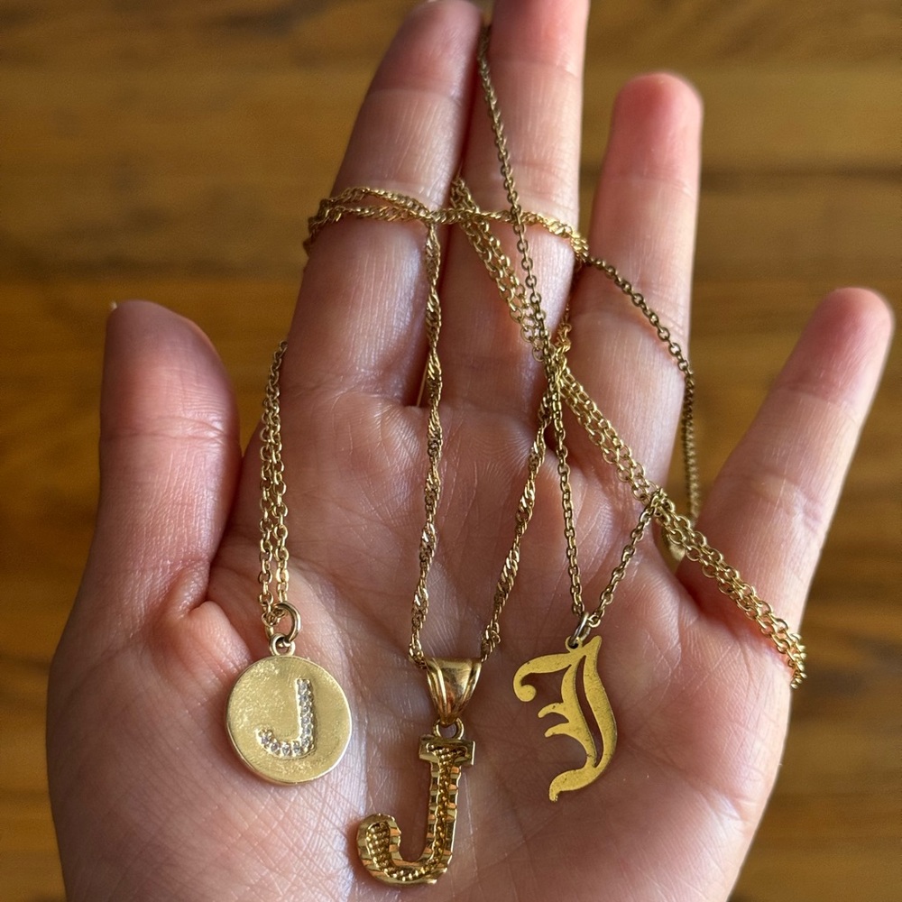 💫 Faux Gold “J” Letter Necklace (2)